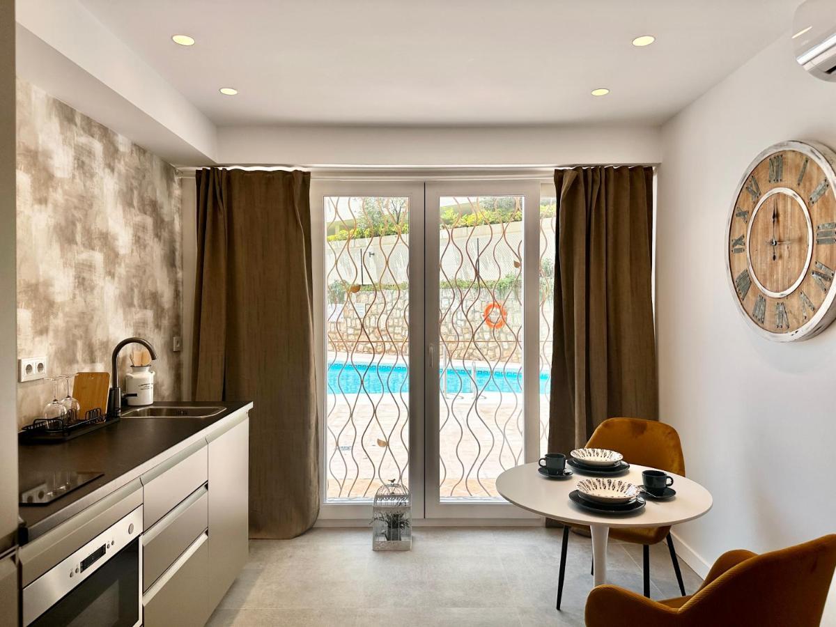 Loft 18 Beachfront Center Aparthotel
